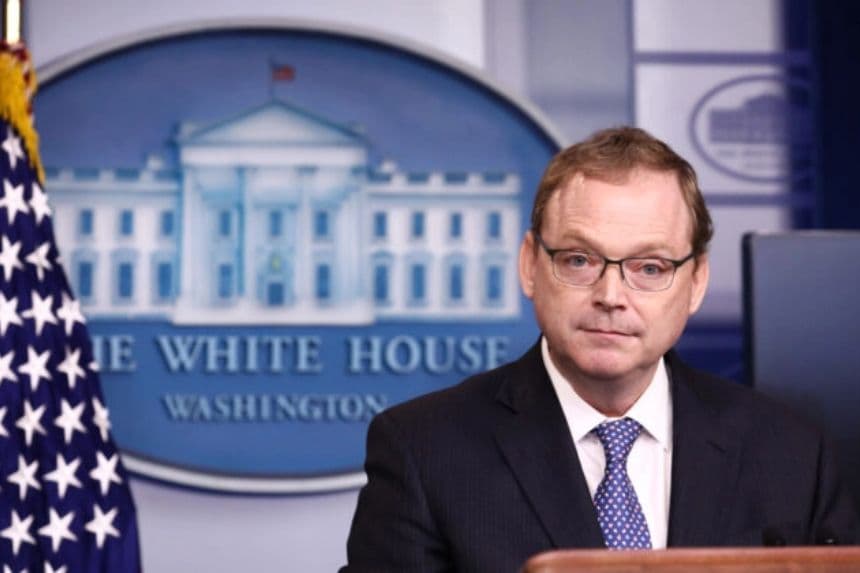 Kevin Hassett, presidente del Consejo de Asesores Económicos, habla durante una rueda de prensa en la Casa Blanca en Washington el 10 de septiembre de 2018. (Samira Bouaou/The Epoch Times)