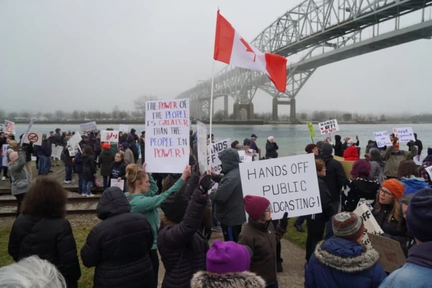 Una manifestación del "Día de Movilización" en Port Huron, Míchigan, el 5 de abril de 2025. (Steven Kovac/Epoch Times)