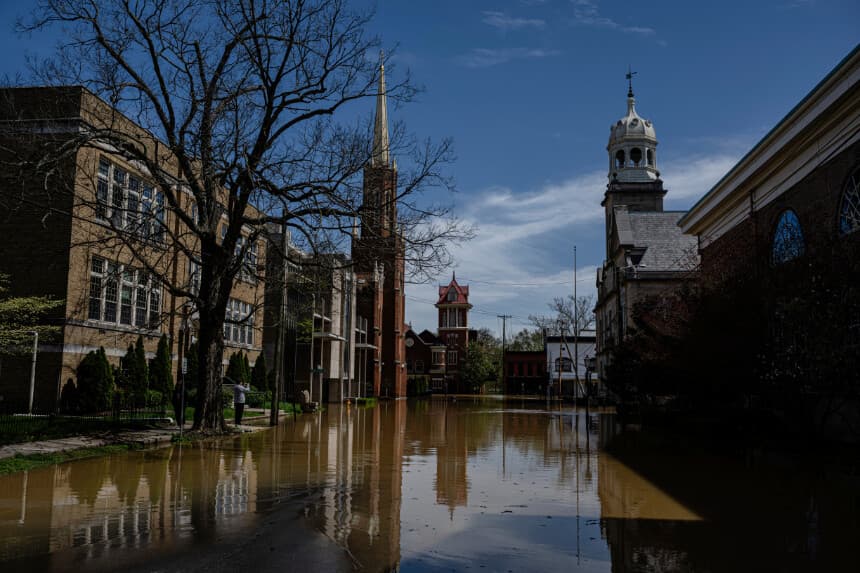 Edificios en una zona inundada del centro de la ciudad de Frankfort, Kentucky, el 7 de abril de 2025. (Jon Cherry/AP Photo).