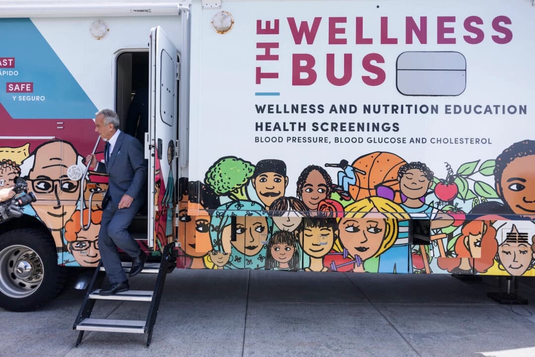 El secretario de Salud, Robert F. Kennedy Jr., sale de un autobús mientras visita la Universidad de Utah para hablar sobre la nueva prohibición del flúor y la legislación sobre aditivos alimentarios de Utah en Salt Lake City el 7 de abril de 2025. (Melissa Majchrzak/AP Photo)