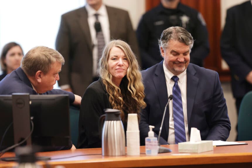 Lori Vallow Daybell habla con sus abogados antes de que se lea el veredicto del jurado en el juzgado del condado de Ada en Boise, Idaho, el 12 de mayo de 2023. (Kyle Green/AP Phot).