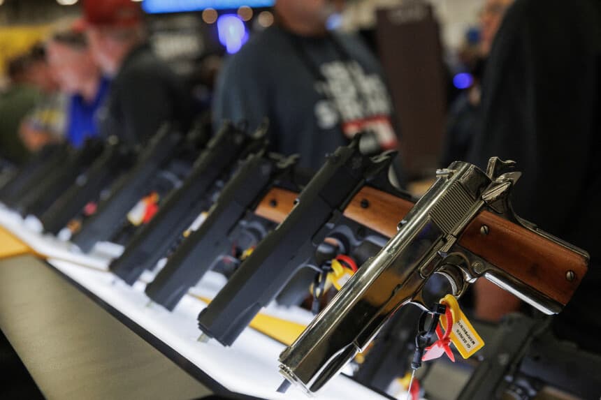 Se exhiben pistolas en un stand durante la reunión anual de la Asociación Nacional del Rifle en Dallas el 17 de mayo de 2024. (Shelby Tauber/Reuters).