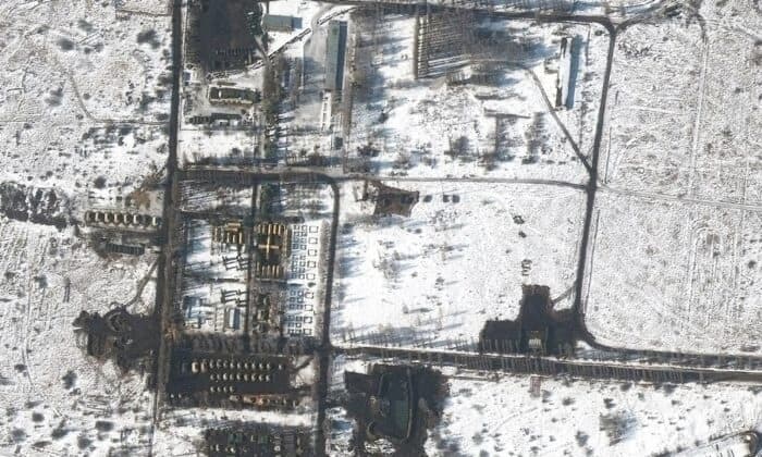 Imagen satelital de un hospital de campaña y un despliegue de tropas en Belgorod, Rusia, el 21 de febrero de 2022. (Cortesía de Imagen satelital 2022 Maxar Technologies/Handout vía Reuters)