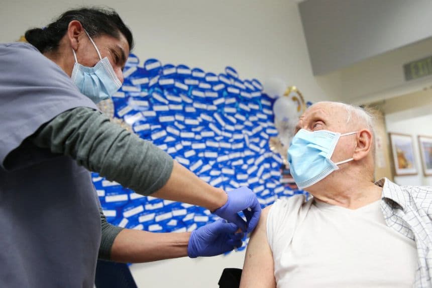 Un asistente médico certificado aplica una tirita después de administrar una vacuna en el Centro Médico Harbor-UCLA en Torrance, California, el 21 de enero de 2021. (Mario Tama/Getty Images)