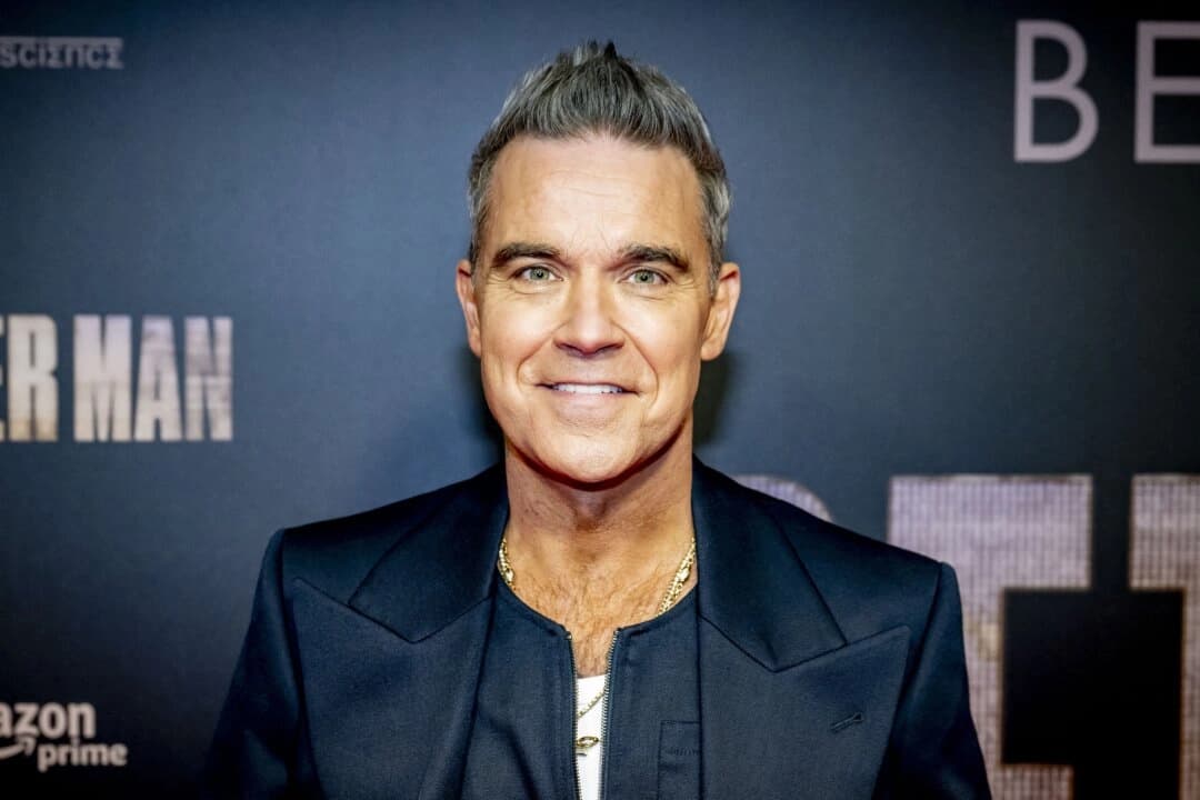 Robbie Williams posa en la alfombra roja durante el estreno holandés de la película "Better Man" en Ámsterdam, Países Bajos, el 10 de diciembre de 2024. (Robin Utrecht/ANP/AFP vía Getty Images)