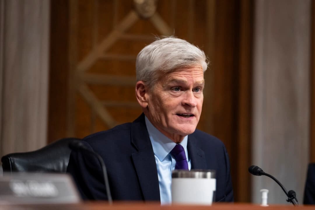 El senador republicano Bill Cassidy habla en Washington el 24 de septiembre de 2024. (Madalina Vasiliu/The Epoch Times)