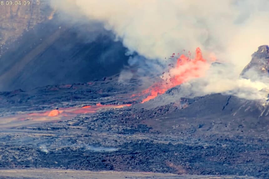 La lava sale disparada durante una erupción en curso del volcán Kilauea en el Parque Nacional de los Volcanes de Hawái el 8 de abril de 2025, en una imagen de una cámara web. (Servicio Geológico de EE. UU. a través de AP).