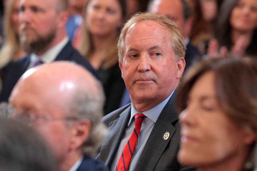El fiscal general de Texas, Ken Paxton, asiste a la ceremonia de firma de la orden ejecutiva para reducir el tamaño y el alcance del Departamento de Educación en el Salón Este de la Casa Blanca el 20 de marzo de 2025. (Chip Somodevilla/Getty Images).
