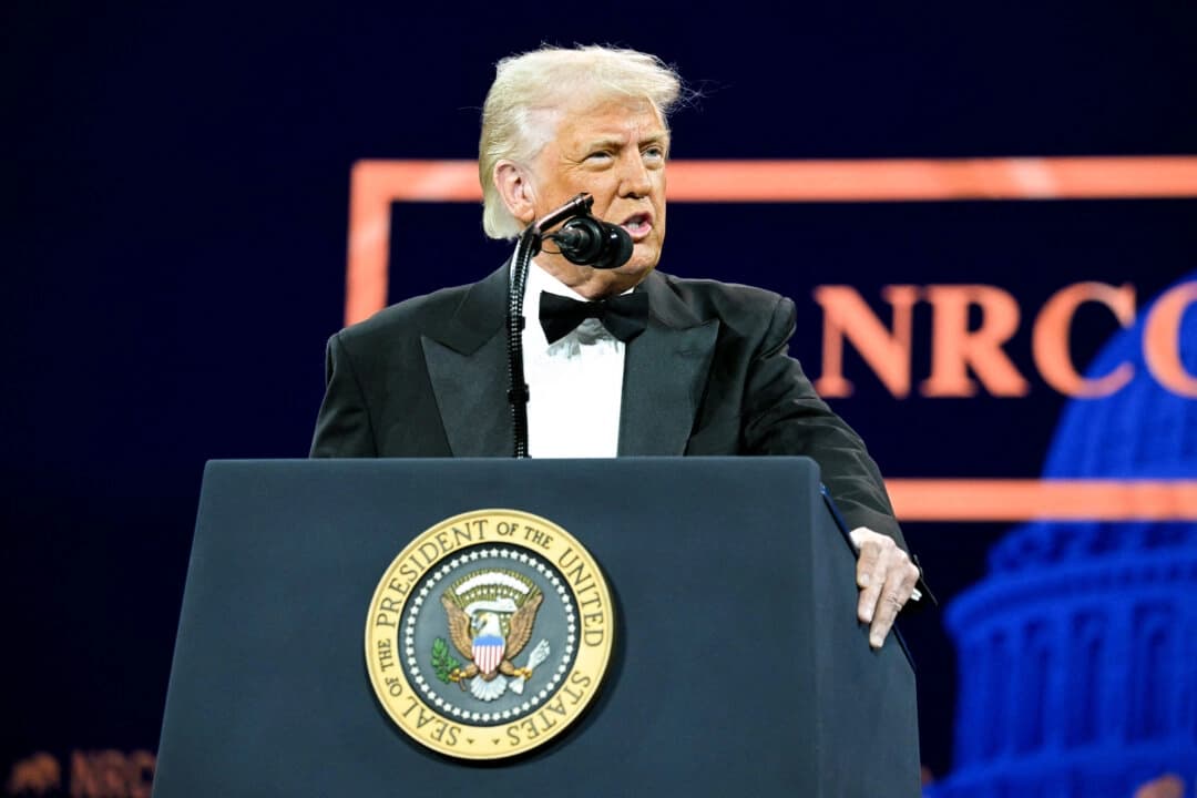 El presidente Donald Trump habla en la «Cena del Presidente» del Comité Nacional Republicano del Congreso (NRCC) en el Museo Nacional de la Construcción de Washington, DC, el 8 de abril de 2025. (SAUL LOEB/AFP a través de Getty Images)