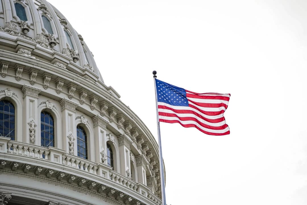 La bandera de EE. UU. en la cúpula del edificio del Capitolio en Washington el 12 de mayo de 2023. (Madalina Vasiliu/The Epoch Times).