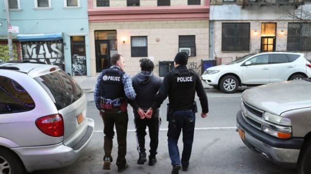 Más de 900 inmigrantes ilegales fueron acusados de delitos de inmigración en una semana: DOJ