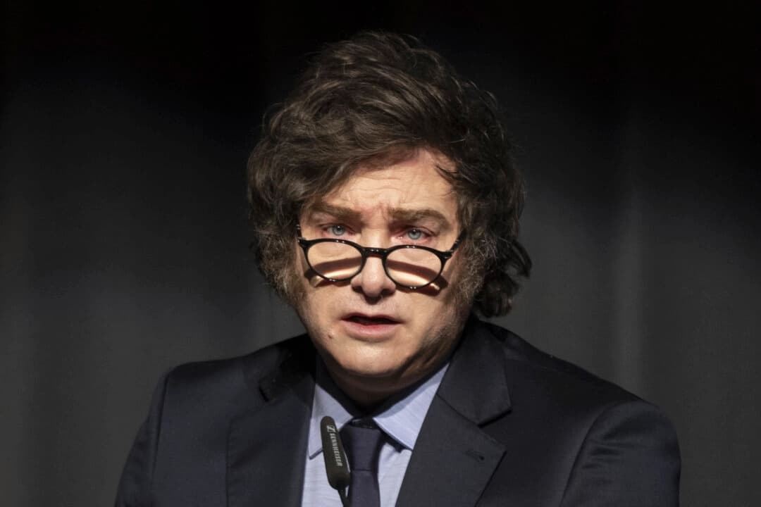 El presidente argentino Javier Milei habla tras recibir el Premio Roepke de la Sociedad Civil del Instituto Liberal de este año en el centro de congresos de Kloten, Suiza, el 24 de enero de 2025. (Ennio Leanza/Keystone vía AP)