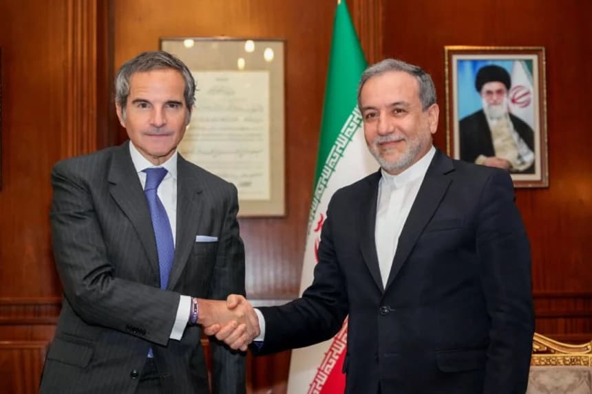 El ministro de Relaciones Exteriores de Irán, Abbas Araghchi (derecha), estrecha la mano del jefe del OIEA, Rafael Grossi (izquierda), en Teherán, Irán, el 14 de noviembre de 2024. (Vahid Salemi/AP)