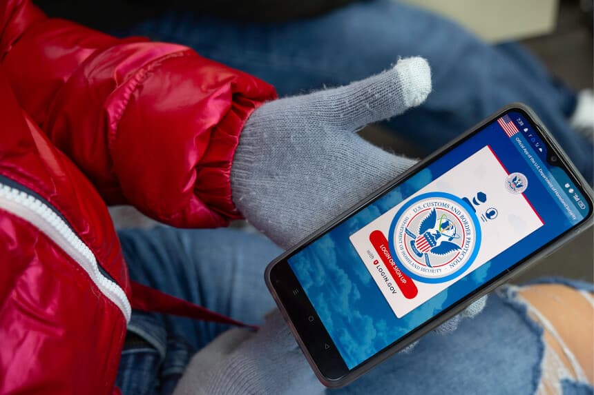 Una inmigrante de Venezuela intenta en vano acceder a la aplicación CBP One un día después de la segunda toma de posesión del presidente de EE. UU. Donald Trump, el 21 de enero de 2025 en Nogales, México. (John Moore/Getty Images)