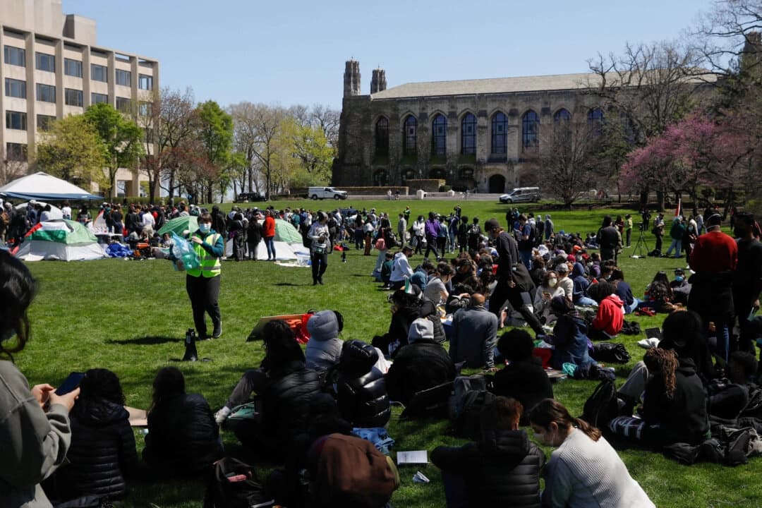 Manifestantes se reúnen en un campamento donde los estudiantes protestan en apoyo a los palestinos, durante el conflicto en curso entre Israel y Hamás, en el campus de la Universidad Northwestern en Evanston, Illinois, el 25 de abril de 2024. (Nate Swanson/Reuters).