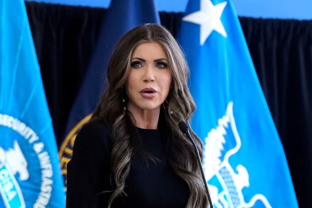 La secretaria de Seguridad Nacional, Kristi Noem, habla con el personal de la sede del Departamento de Seguridad Nacional en Washington el 28 de enero de 2025. (Manuel Balce Ceneta/Pool/AFP a través de Getty Images)