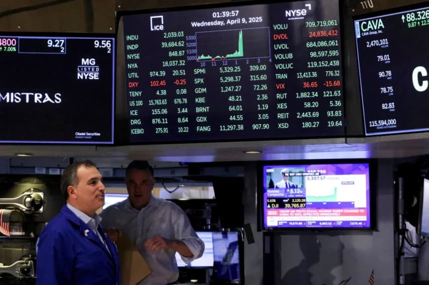 Operadores trabajan en el piso de la Bolsa de Valores de Nueva York (NYSE), en la ciudad de Nueva York, después de que la Casa Blanca anunciara una pausa de 90 días y redujera al 10 por ciento el arancel recíproco para otros países, el 9 de abril de 2025. Brendan McDermid/Reuters.