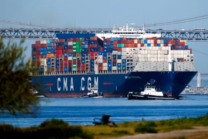 El buque portacontenedores CMA CGM Osiris llega al puerto de Oakland, California, el 9 de abril de 2025. (Justin Sullivan/Getty Images)