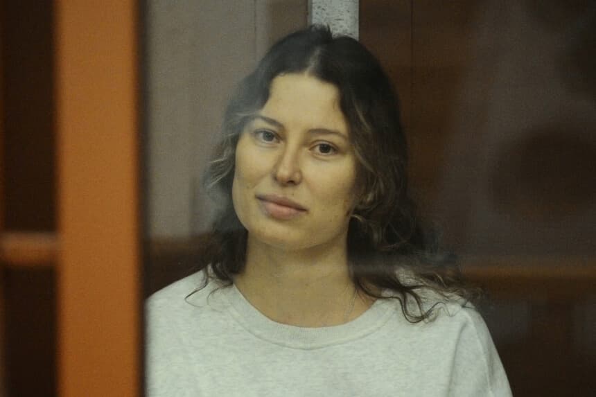 La ciudadana con doble nacionalidad ruso-estadounidense Ksenia Karelina, acusada de traición por hacer una donación a una organización benéfica que apoya a Ucrania, asiste a una audiencia judicial en Ekaterimburgo, Rusia, el 15 de agosto de 2024. (Reuters/Dmitry Chasovitin/Foto de archivo).