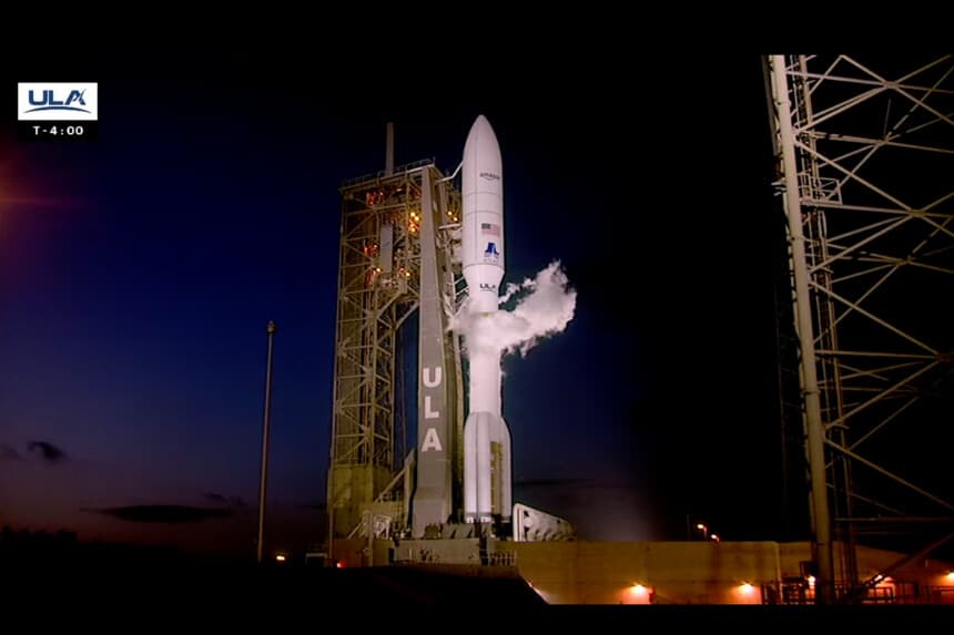 El cohete Atlas V de United Launch Alliance (ULA) que transporta el primer lote de satélites del Proyecto Kuiper de Amazon se encuentra en el Complejo de Lanzamiento 41 de la Estación de la Fuerza Espacial de Cabo Cañaveral el 9 de abril de 2025. (United Launch Alliance vía Reuters/Captura de pantalla vía The Epoch Times).