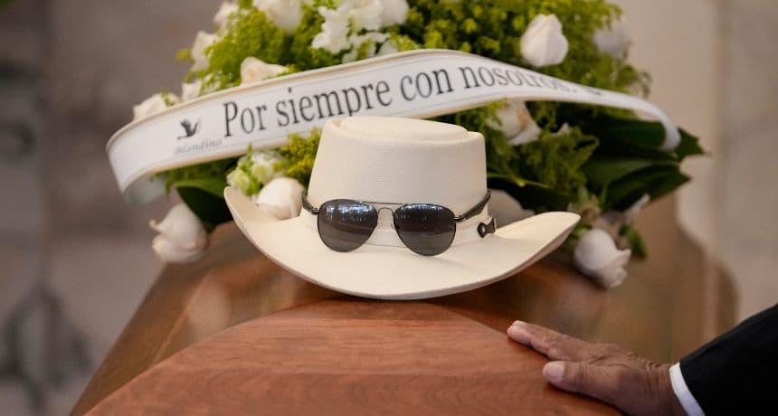 El sombrero y los lentes de sol del cantante dominicano Rubby Pérez, quien falleció al derrumbarse el techo del club nocturno Jet Set durante su concierto de merengue, se encuentran sobre su ataúd durante su velorio en el Teatro Nacional Eduardo Brito en Santo Domingo, República Dominicana, el jueves 10 de abril de 2025. (Foto AP/Matias Delacroix)