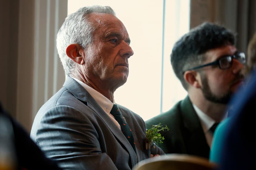 RFK Jr. afirma que la gente debería vacunarse contra el sarampión