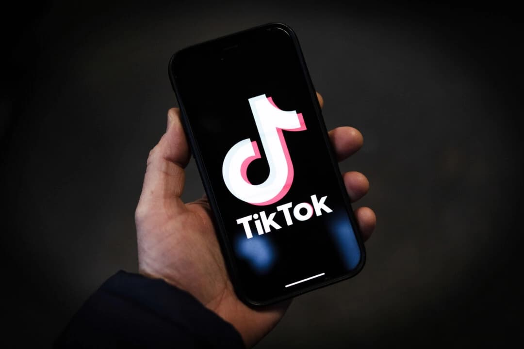El logotipo de TikTok mostrado en un iPhone en Londres el 28 de febrero de 2023. (Dan Kitwood/Getty Images)