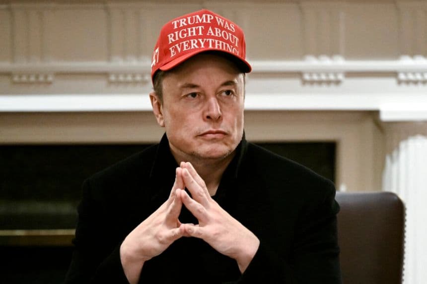 Elon Musk observa durante una reunión del Gabinete organizada por el presidente Donald Trump en la Sala del Gabinete de la Casa Blanca el 24 de marzo de 2025. (Brendan Smialowski/AFP vía Getty Images)
