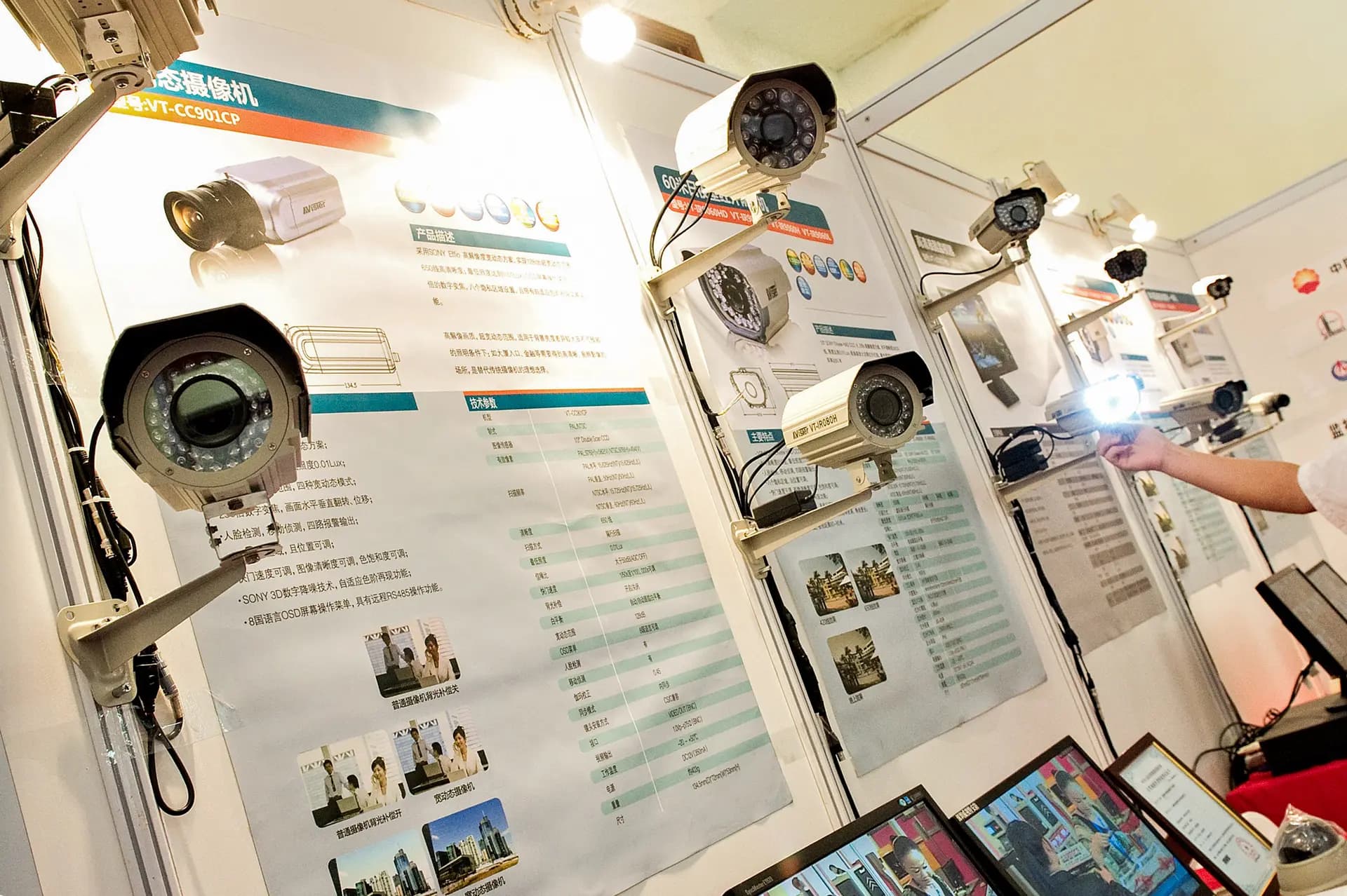 Las cámaras de vigilancia se exhiben en una exposición internacional sobre seguridad pública en Shanghái el 27 de abril de 2011. (Philippe Lopez/AFP a través de Getty Images)