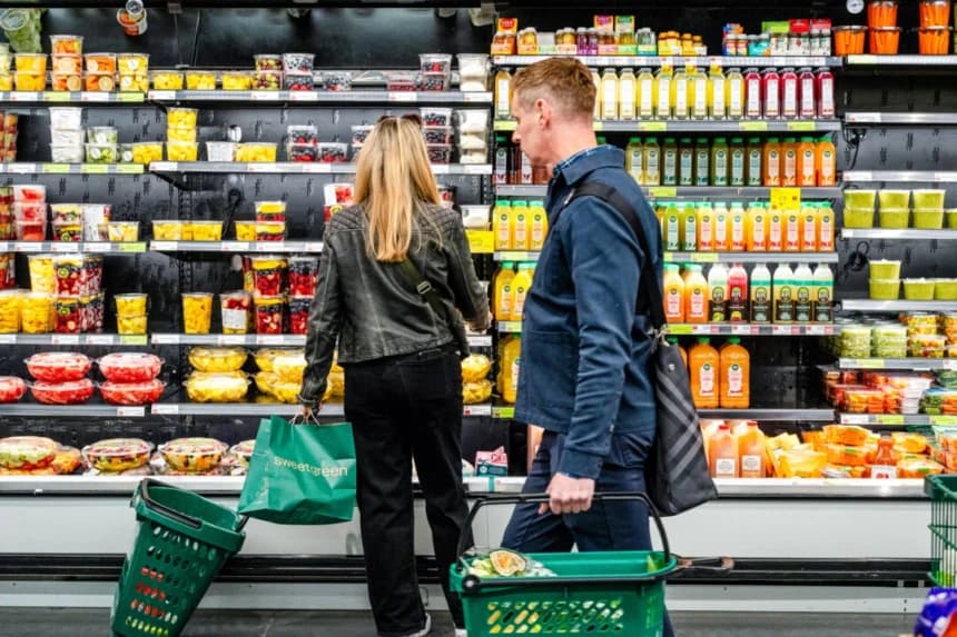 Compradores en una tienda de comestibles en la ciudad de Nueva York, el 12 de marzo de 2025. (Samira Bouaou/The Epoch Times)