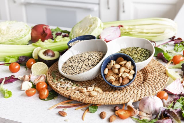 Alimentos que reducen el riesgo de padecer tinnitus y aquellos que lo desencadenan
