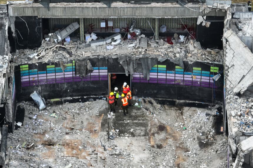 Personal de emergencia en el lugar del derrumbe del club nocturno Jet Set en Santo Domingo, República Dominicana, el 10 de abril de 2025. (Ricardo Arduengo/Reuters).