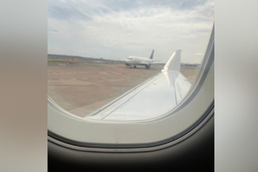 Dos aviones chocan las alas en tierra en el Aeropuerto Nacional Reagan en Arlington, Virginia, el 10 de abril de 2025. (Congresista Nick LaLota).