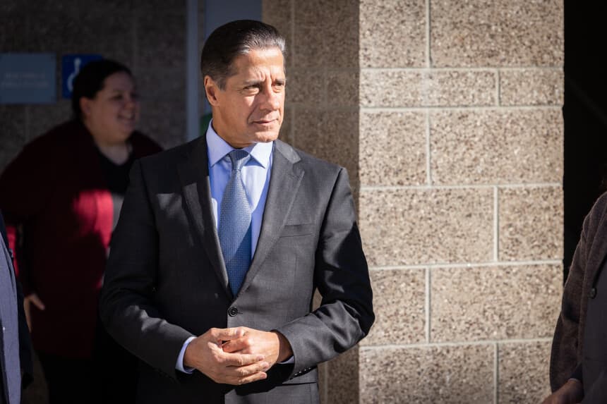 El superintendente del Distrito Escolar Unificado de Los Ángeles, Alberto M. Carvalho, visita un campus en Los Ángeles el 8 de enero de 2024. (John Fredricks/The Epoch Times).