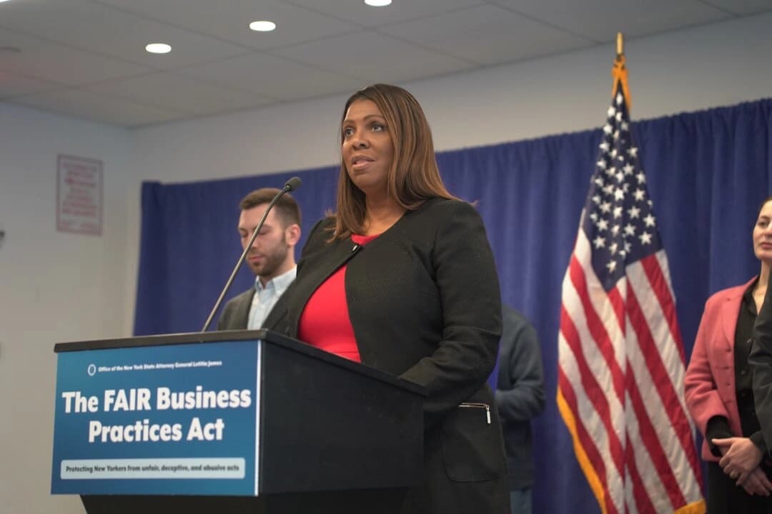 La fiscal general de Nueva York, Letitia James, hace un anuncio el 14 de marzo de 2025. (Oliver Mantyk/The Epoch Times)