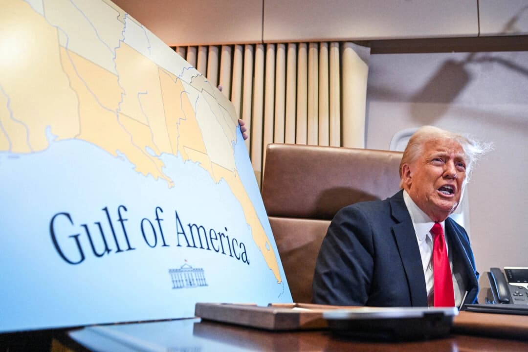 El presidente Donald Trump habla con la prensa antes de firmar una proclamación que renombra el Golfo de México como Golfo de América a bordo del Air Force One camino a Nueva Orleans, el 9 de febrero de 2025. (Roberto Schmidt/AFP vía Getty Images)