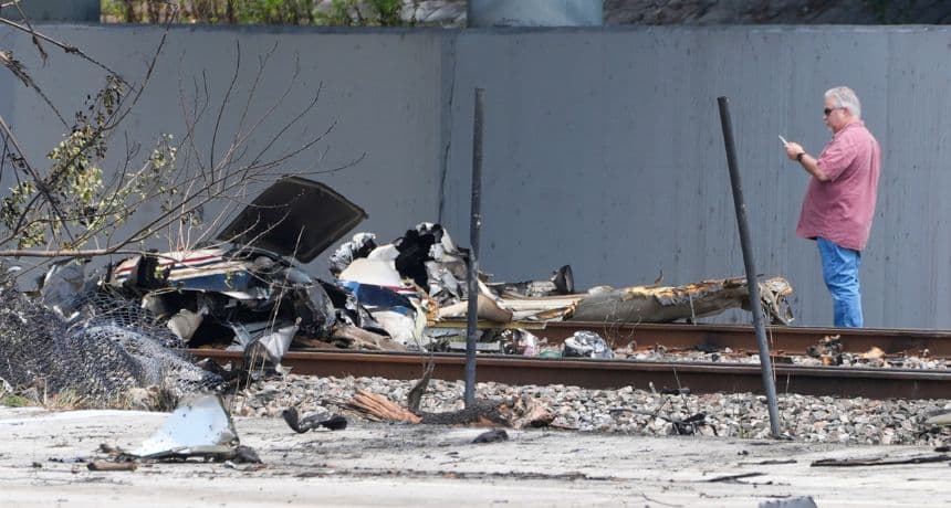 Mueren 3 personas tras estrellarse avioneta al sur de Florida, cerca de importante autopista