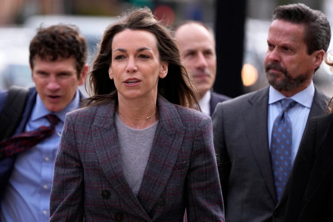 Karen Read llega a la selección del jurado para su juicio en la Corte Superior del Condado de Norfolk en Dedham, Massachusetts, el 1 de abril de 2025. (Charles Krupa/AP Photo).