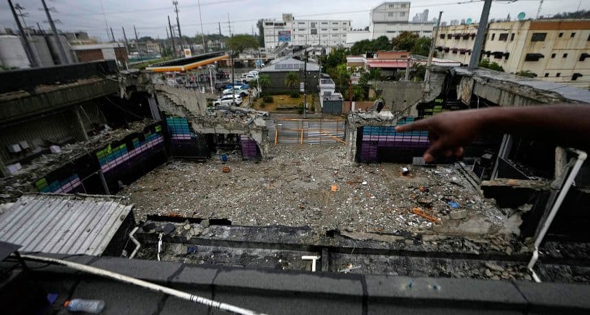Una persona señala el interior de la discoteca Jet Set días después de que su techo se derrumbara, matando a más de 200 personas, en Santo Domingo, República Dominicana, el viernes 11 de abril de 2025. (Foto AP/Matias Delacroix)