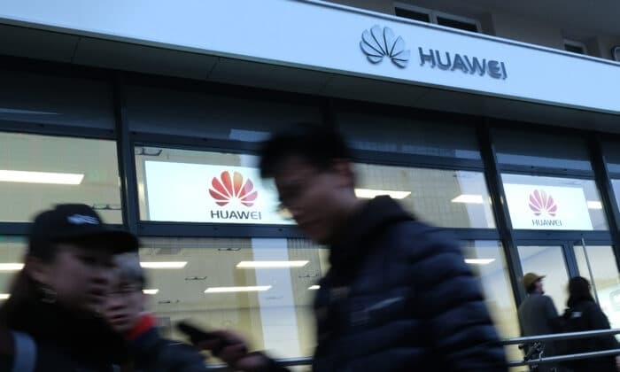 La gente pasa junto a un centro de atención al cliente de Huawei en Berlín, Alemania, el 12 de marzo de 2019. (Sean Gallup/Getty Images)