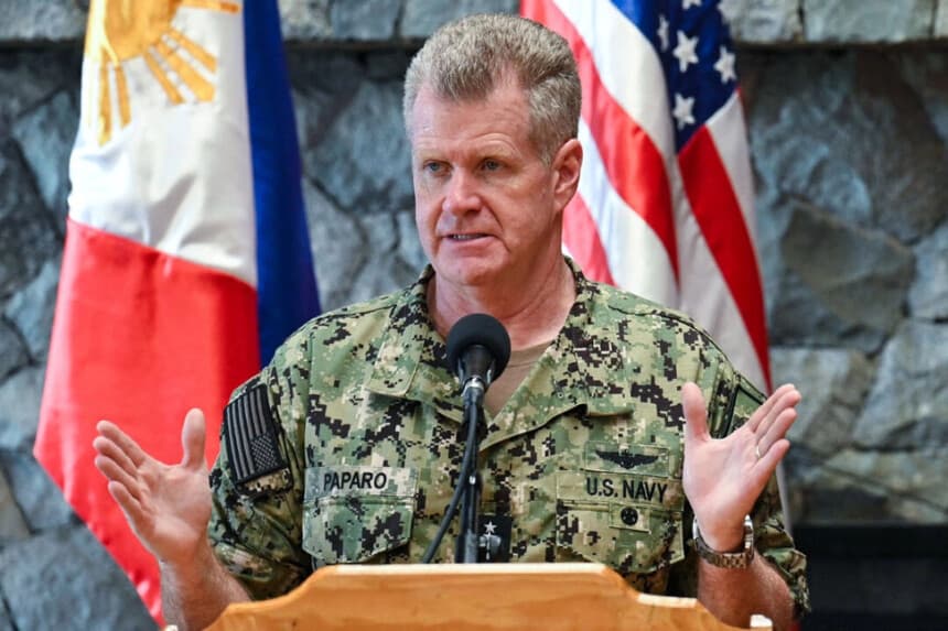 El almirante Samuel Paparo, comandante de Estados Unidos en el Indo-Pacífico, habla durante una conferencia de prensa conjunta con el general Romeo Brawner, jefe del Ejército de Filipinas, tras la reunión de la Junta de Defensa Mutua entre Filipinas y Estados Unidos en la Academia Militar de Filipinas en Baguio el 29 de agosto de 2024. Ted Aljibe/AFP a través de Getty Images