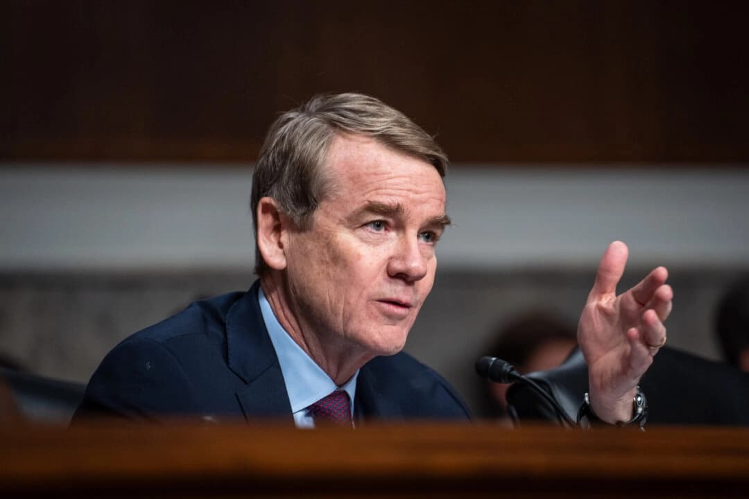 El senador Michael Bennet (D-Colo.) en el Capitolio de Washington, el 29 de enero de 2025. (Madalina Vasiliu/The Epoch Times)