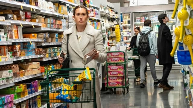 La confianza de los consumidores cae, las expectativas de inflación suben a su nivel más alto desde 1981