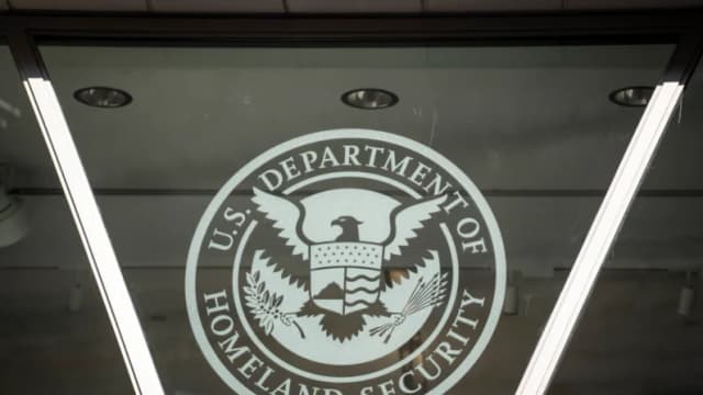 El DHS recuerda a inmigrantes ilegales cumplir con el mandato de registro antes de la fecha límite