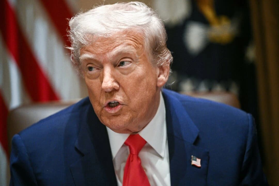 El presidente Donald Trump habla durante una reunión de gabinete en la Sala del Gabinete de la Casa Blanca en Washington, el 10 de abril de 2025. (Brendan Smialowski / AFP a través de Getty Images)