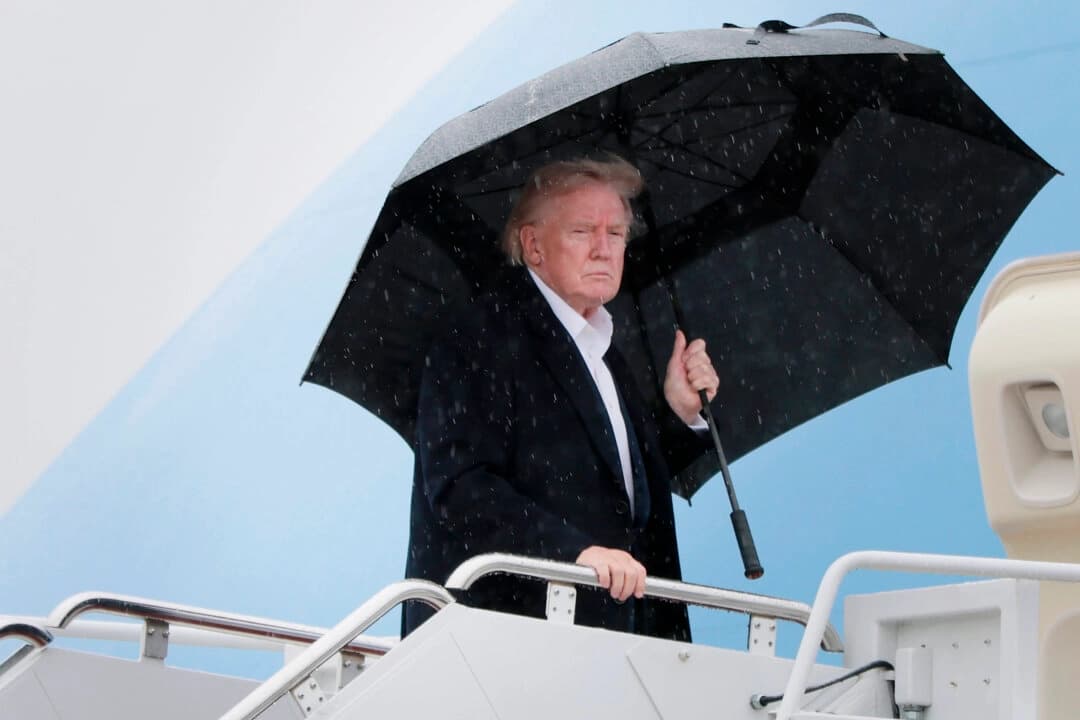 El presidente Donald Trump sube a bordo del Air Force One en la Base Aérea Andrews, Maryland, el 11 de abril de 2025. Anna Moneymaker/Getty Images