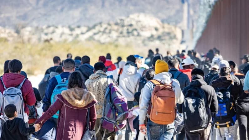 Rescatan 30,000 niños que inmigraron ilegalmente y estaban desaparecidos: Zar de inmigración de EE. UU.