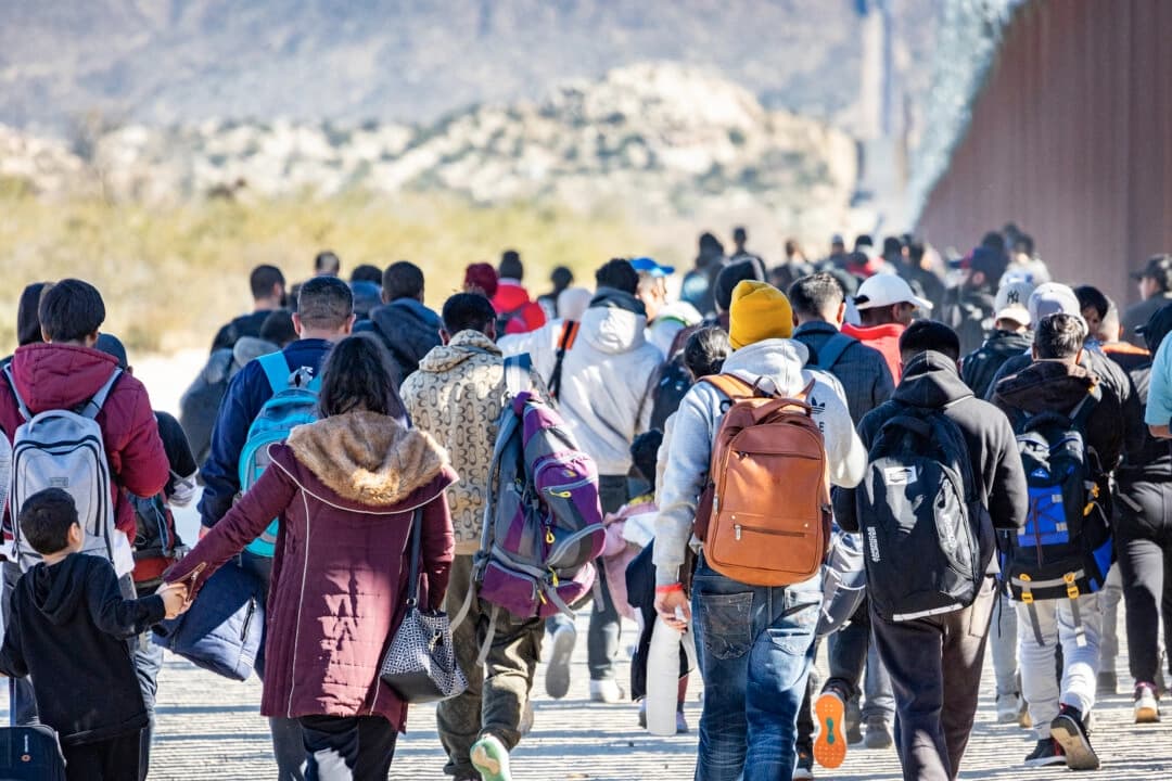 Rescatan 30,000 niños que inmigraron ilegalmente y estaban desaparecidos: Zar de inmigración de EE. UU.