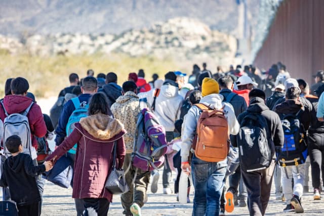 Cómo la administración Trump aumenta la presión para que inmigrantes ilegales se auto-deporten