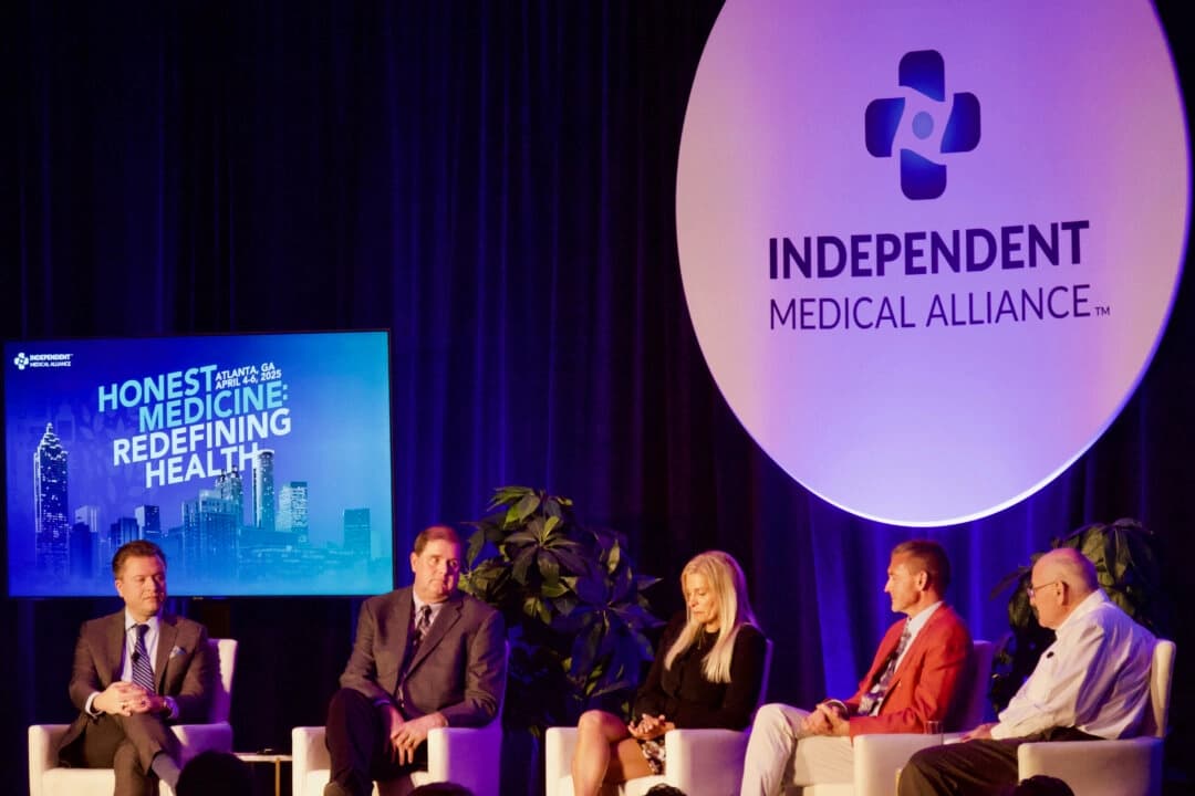 Jan Jekielek, editor sénior de The Epoch Times y presentador de American Thought Leaders, modera un panel de discusión sobre investigación y terapias contra el cáncer en la conferencia de la Independent Medical Alliance en Atlanta, Georgia, el 4 de abril de 2025. (Travis Gillmore/The Epoch Times)